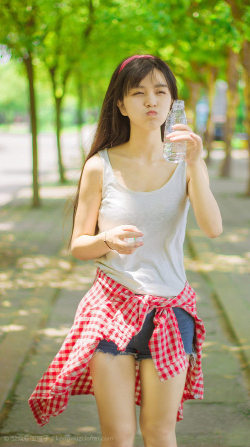 世俱杯网站-中国女泳新星首次亮相即夺冠，中国游泳女选手泳装